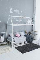 לשדרוג מראה החדר והקירות ניתן להשתמש במדבקות קיר המוסיפות צבע ועליזות לחדר